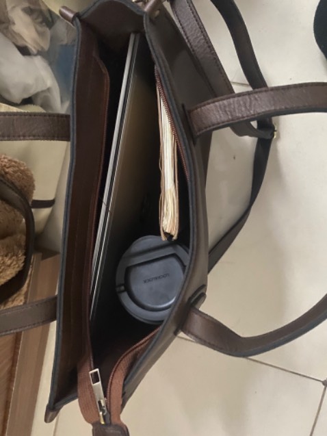 Túi chắc chắn, khá rộng, đựng vừa laptop HP 14 inch