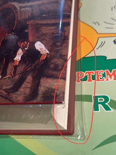 Bọc sách không có tâm. Bọc méo lệch (như ảnh).