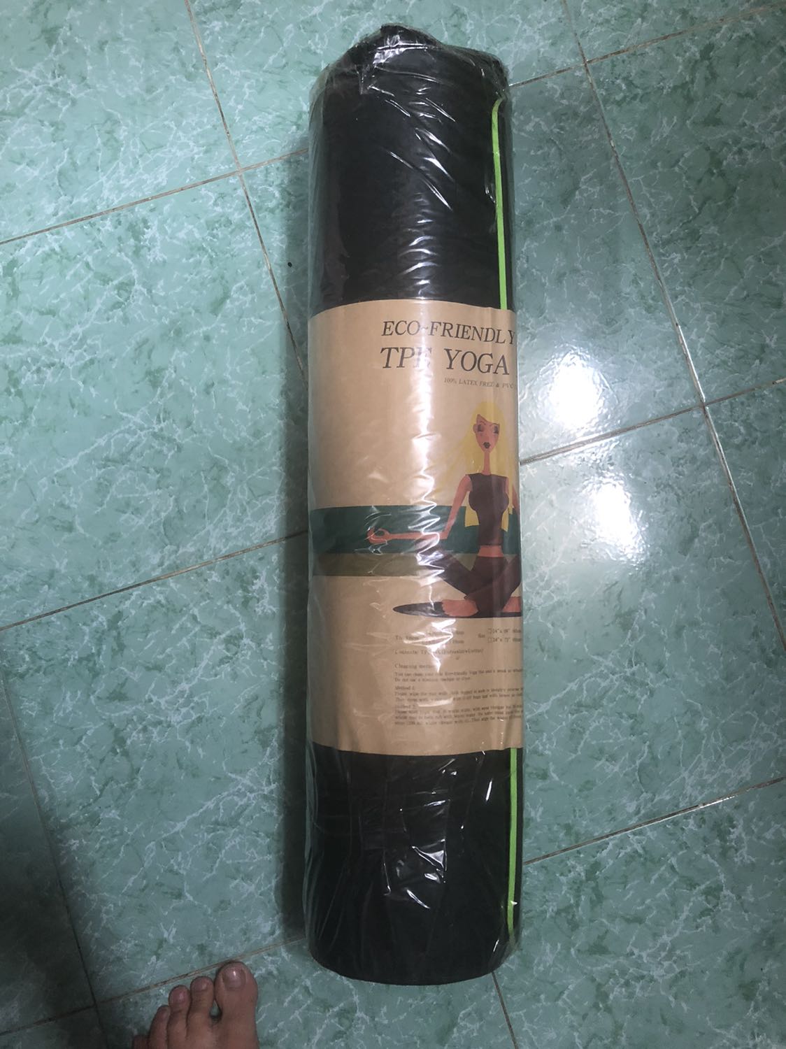 Dịp Tết nên Tiki giao trễ 1 ngày nhưng mình rất hài lòng sản phẩm.
Về đóng gói: mình rất an tâm vì gói khá kỹ - quan tâm khách hàng 
Về chất lượng: hoàn toàn hài lòng về độ bám dính , kích thước mình khá bự con nhưng vẫn dư, Vân định tuyến rõ nét. 
Mùi: hiện tại mình nhận là ko có mùi nên ko cần phải phơi thảm . 
Màu sắc: đúng yêu cầu và mình rất thích 
Có cả thẻ chính hãng nữa nên rất an tâm.
Sẽ ủng hộ ship dài dài