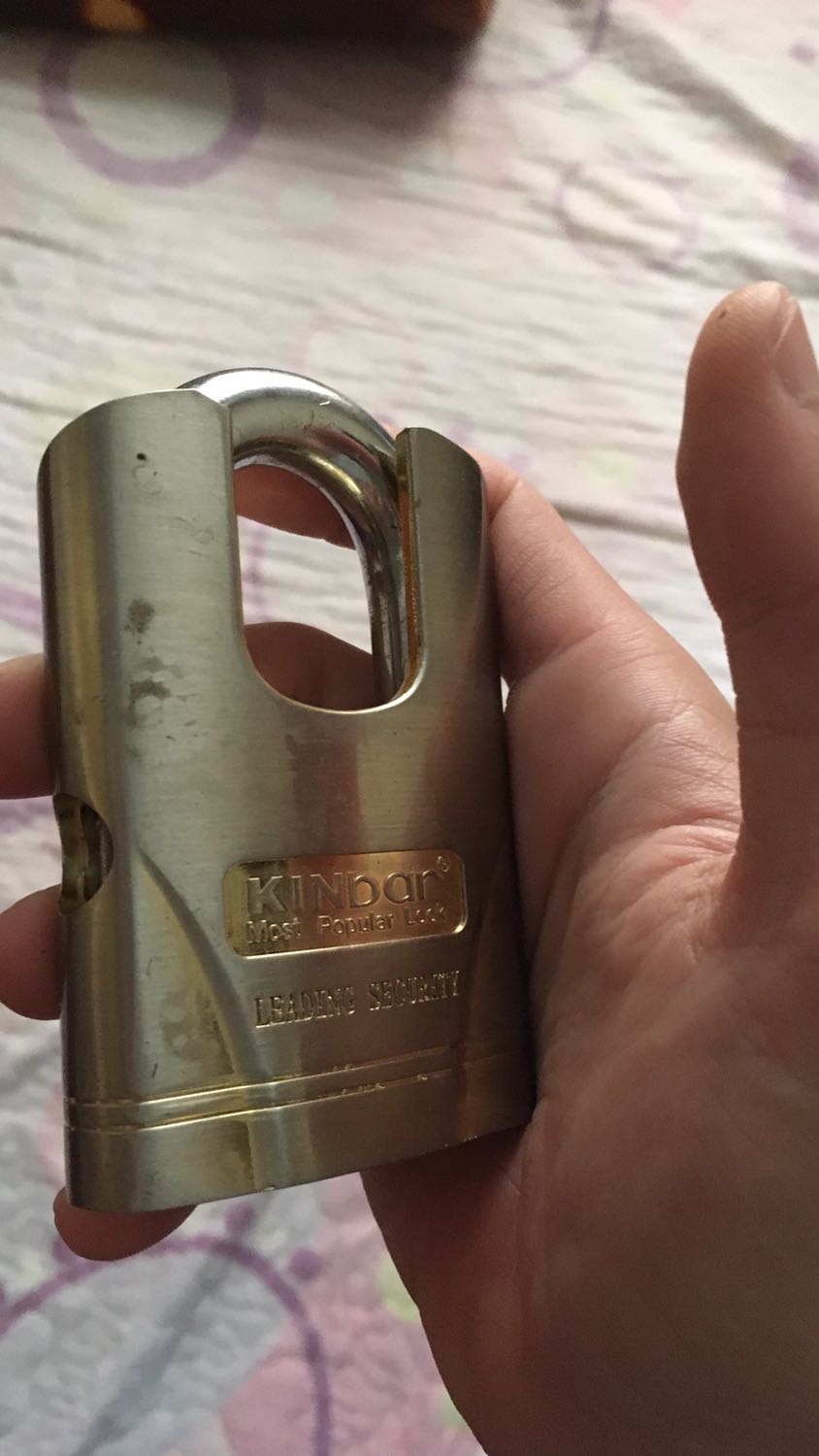 Ổ khoá kém chất lượng chìa khó rút ỏ quá to ỏi khoá lỗi xước sứt mẻ như đã qua sử dụng sai lầm khi mua hàng Tiki quá tệ nói chung khuyên mọi người k nên mua hàng tiki hàng cũ kém chất lượng