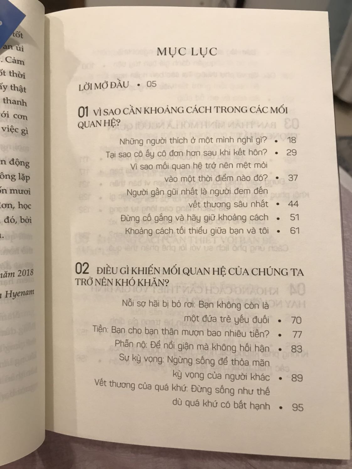 Bìa xinh, tác giả là Bsi tâm thần Hàn quốc. Mình đc recommend đọc trong ngành học tâm lý. Mà chắc do kỳ vọng hơi nhiều nên đọc hết mấy chương đầu thì thấy bt. Cách viết dễ hiểu, những câu chuyện ngắn và có lời khuyên nên ai cũng có thể đọc được. Ở bìa có ghi "cuốn sách chữa lành tổn thương trong các mối quan hệ" nhưng mình nghĩ bạn đọc nên chỉ tham khảo thôi chứ ko phải đọc sách xong giải quyết đc mọi thứ và tốt nhất vẫn là tìm giúp đỡ từ chuyên gia tâm lý. 
Còn đọc gạn lọc ý và ngẫm nghĩ thì nó vẫn là 1 cuốn sách nên thử.