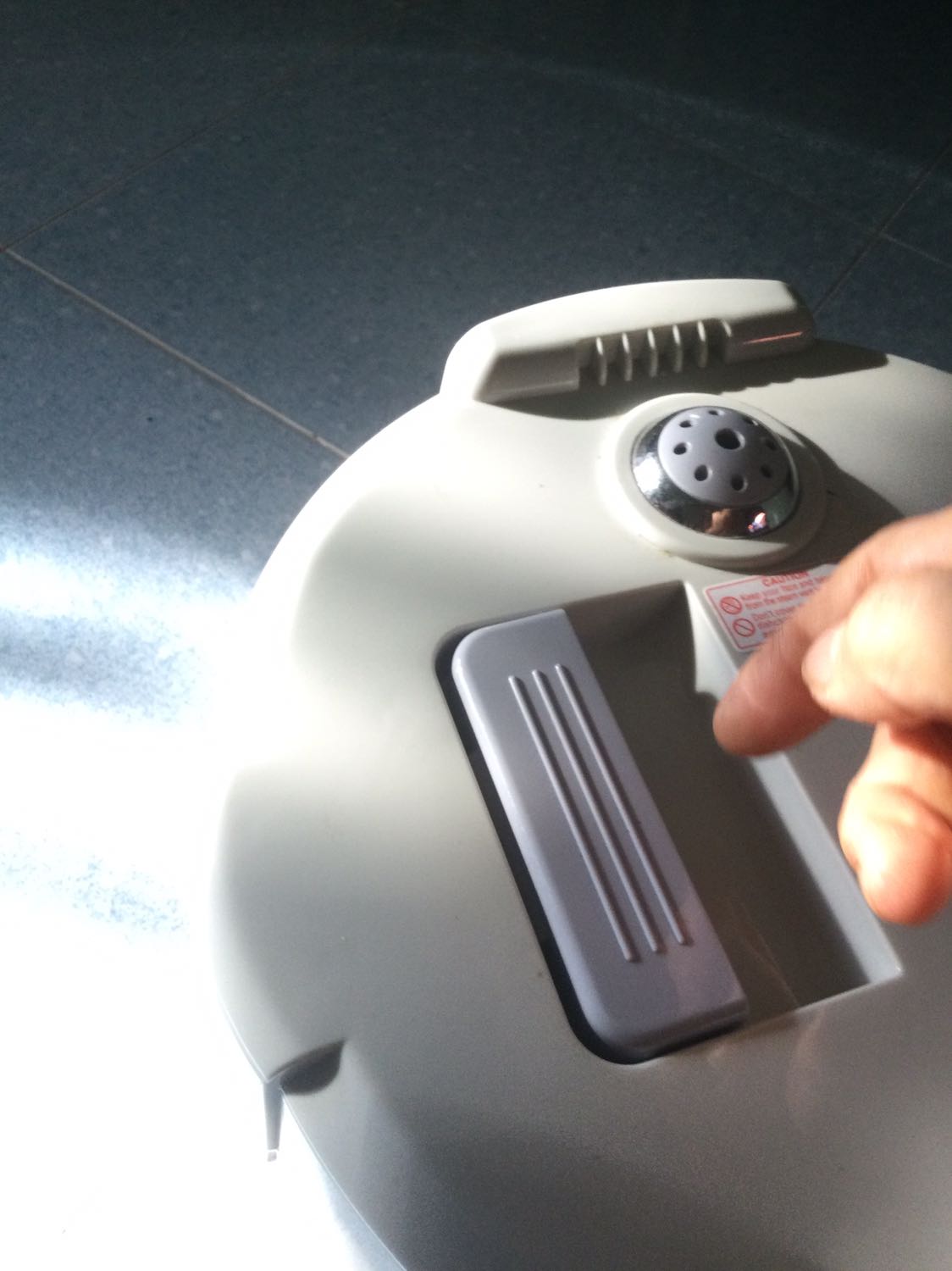 Sáng nay tôi ủ xong mẻ tỏi thứ 2 nhưng ko mở đươc năp nó cứng lại xốp có thê đổi lai nồi giup tôiko  ,nôi đang ko mở đ lại đòi có sao