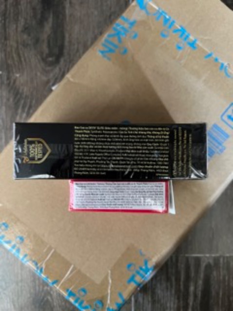 Sản phẩm tốt
Ko nặng mùi như durex, độ dày vừa (0.04mm)
Nhiều bôi trơn gốc nước giúp dùng lâu ko bị khô rát ở nữ

Đóng gói và vận chuyển bởi Tiki
Giá tốt, giao nhanh, được tặng thêm hộp 3c (do ở kho Tiki ko đổi được sp khuyến mãi)