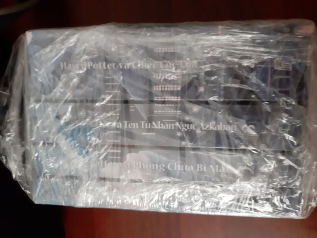 Mấy nay đặt trên tiki thấy giao sớm hơn dự kiến một ngày nên mình cũng vui, thêm phần do bận, phải hẹn lại nhưng shipper vẫn không trách. Chỉ có lúc mở bao cuốn bên ngoài ra thì có cuốn số 4 với 1 không có bao nilon riêng bên trong và có 1, 2 vết xám nhạt, cũng bé thôi nên không sao hết. Với lạo ở cuốn 4, trên gáy sách có một chỗ bị tróc phần bìa, khá nhỏ nên mình cũng bỏ qua. Các bạn có mua thì cũng nên yên tâm vì khi lỗi lớn sẽ được trả lại nhé. Riêng mình thì mình khá hài lòng về đợt mua này