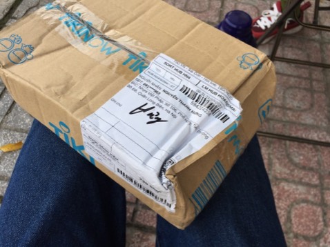 Sách tốt, nguyên bọc.
Đóng gói không tốt nên cuốn bìa cứng mua cùng đơn hàng bị móp cạnh!