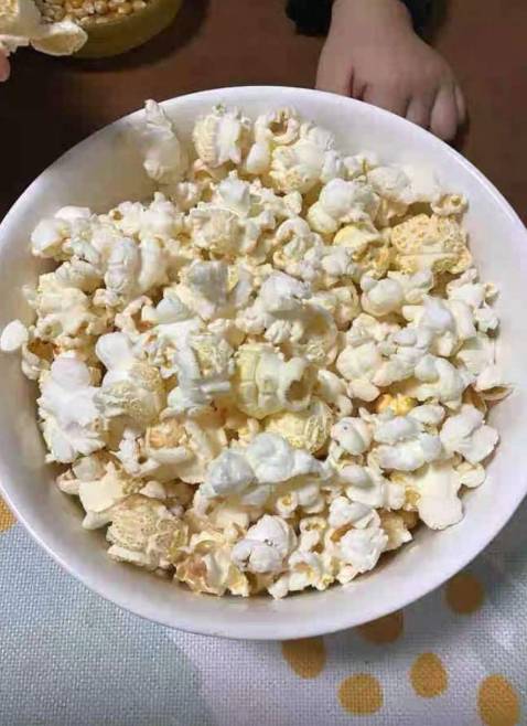 máy bỏng ngô này hay ghê làm nhanh mà rất dễ làm mình rất thích ăn bỏng ngô nên hay tự làm cho hợp với khẩu vị mà mình thích hihi