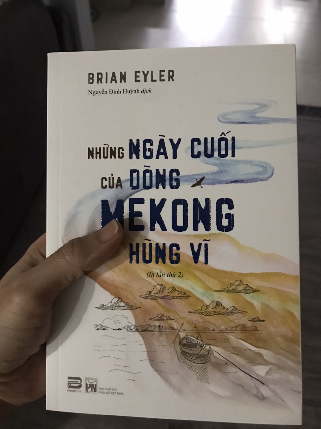 Hồi tháng 8 mùnh đặt mấy đơn hàng mà hơn 1 tháng mới giao, tiki không có nút huỷ cũng không phản hồi gì, mình chê tơi tả nên đơn này mới đặt 1 ngày đã giao, mình hài lòng nha. Mong là tiki cải thiện dịch vụ chứ bạn bè mình xoá app hết rồi, chỉ mỗi mình còn giữ thôi.
Quyển sách khổ A5 nhỏ xíu xìu xiu dày 425 trang mà giá 253 ngàn, mắc kinh dị, phí giao hàng cũng mắc, thua *** rồi. Nhưng mình vẫn chấm 5* cho đơn hàng này. Cảm ơn shop.