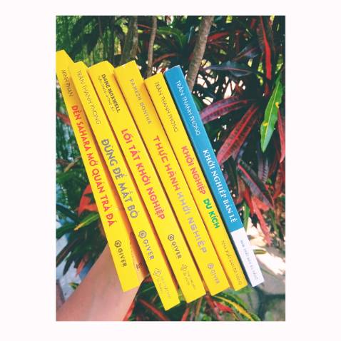 Sách được giao khá là nhanh dù mình ở tỉnh. Sách được bọc màng để sách khỏi bị nhàu nát. Mình cực kỳ hài lòng với chất lượng sách về nội dung lẫn hình thức
Đây là thứ sẽ giúp ích cho mình thời gian sắp tới do sẽ mở cho bản thân một cửa hàng nhỏ tại địa phương để kinh doanh. Nhưng mình không biết cách để thu hút khách hàng như nào cho hiệu quả.