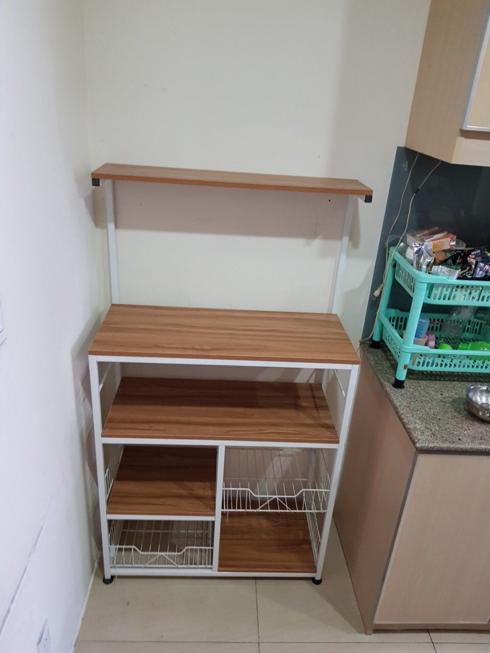 Đã nhận hàng giống như hình và mình mất 20p để lắp hoàn thiện sản phẩm, mình nữ chân tay lóng ngóng chứ mấy anh nam thì chắc 10p là xong cứ làm theo video hướng dẫn từng bước của shop là dc nhé. 
Thấy rất thích luôn, kệ cứng cáp, chân có 4 nút cao su tăng giảm được rất tiện. Mẫu này mình ưng ở chổ vừa có ngăn để máy móc các loại lại còn có ngăn rổ để úp chén hay rau củ khô nữa.

Cho shop 5 sao về chất lượng nha!