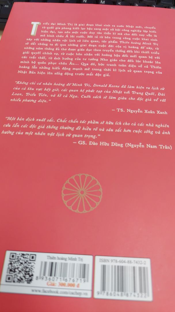 Cuối thế kỷ 19 đầu thế kỷ 20 chứng kiến những đổi thay mạnh mẽ của Nhật Bản. Hoàng đế Minh Trị vừa là người đặt nền móng ban đầu vừa tham gia vào quá trình lãnh đạo biến một nước Nhật lạc hậu thành một Đế quốc hùng mạnh của khu vực và thế giới. Hơn 1000 trang sách không chỉ là tiểu sử của vị Hoàng Đế mà còn là lịch sử đầy lôi cuốn của Nhật Bản.