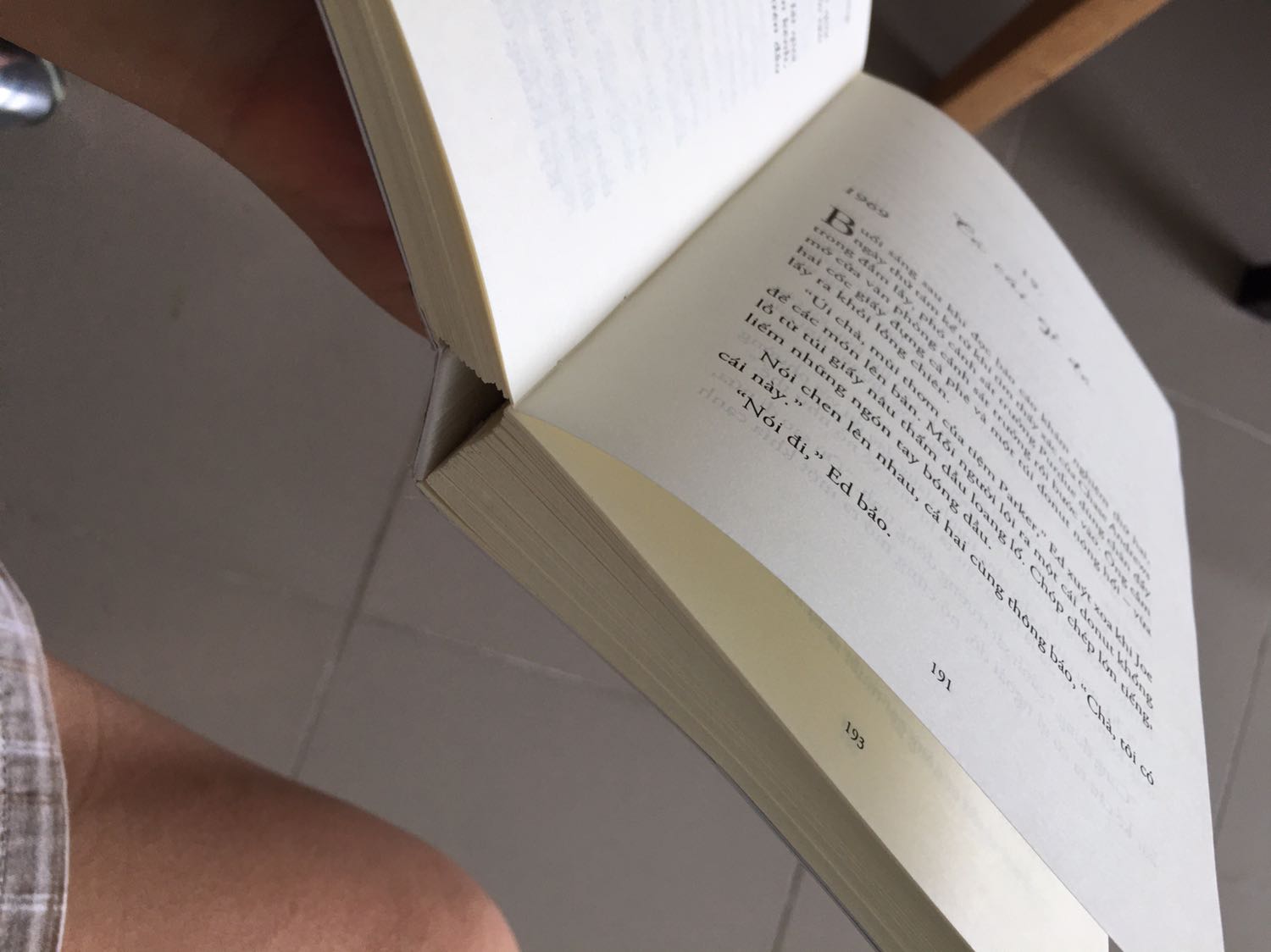 Góp ý xây dựng đây.

Ưu: Giấy đẹp trắng thơm phẳng mượt sờ rất thích tay. Có kẹp sách.

Khuyết: Keo dán gáy sách quá tệ, mua về được hai hôm mở sách cầm đọc nhẹ nhàng mà vẫn bị bung hết ra. Chất lượng bản dịch quá tệ đến mức mình phải cầm bút dạ tô mà tô không hết vì có quá nhiều lỗi dịch thuật. Dịch như thể google dịch theo chức năng ngữ pháp hơn là dịch theo diễn đạt thuần Việt. Cứ nhìn chữ “Em sẽ.” - “I will.” là thấy. Mọi người cứ thử đặt mình trong đối thoại tiếng Việt hàng ngày xem có ai nói chuyện với nhau kiểu đó không? Bạn biên dịch này chắc là sinh viên mới ra trường nên còn chưa có kinh nghiệm. Bản dịch theo văn hoá người miền Nam nhưng có cả chữ “hay phết” theo lối nói của người Bắc. Bạn biên dịch cần phải cố gắng nhiều để không bị nhập nhằng giữa hai văn hoá Nam và Bắc. Bạn biên dịch chịu khó tìm đọc mấy cuốn Tiếng Việt giàu đẹp hoặc Nỗi oan Thì, Mà, Là để học lại cho chắc tiếng Việt nhé. Bạn cũng nên đọc nhiều tiểu thuyết của các nhà văn miền nam như Nguyễn Ngọc Tư chẳng hạn để ôn lại cho vững ngôn từ và lối nói chuyện của người nam bộ rồi chỉnh lại bản dịch cho lần tái bản tới. Hoặc tốt nhất là nhà xuất bản Trẻ nên thuê chị nhà văn Nguyễn Ngọc Tư đọc bản dịch này rồi nhờ chị sửa lại câu cú tiếng Việt dùm.

Thực sự bản dịch cực kỳ tệ nên đọc cảm giác mất cảm xúc cực kỳ. Những ai không khắt khe bản dịch chỉ cần đọc hiểu được thì hãy mua đọc. Còn ai xem bản dịch quan trọng vì nó là cái chuyển tải hồn của tác phẩm gốc thì đừng nên đọc bản này và hãy mua bản tiếng Anh đọc nếu bạn là người giỏi tiếng Anh và am hiểu ngôn ngữ văn hoá.

Về Nội Dung: đây là một câu chuyện hay cho thấy trực tiếp sự tương đồng với động vật về bản chất và hành vi của con người. Câu chuyện không khai thác yếu tố trinh thám phá án mà mượn yếu tố đó không chỉ để xây dựng kịch tính mà nhằm cho thấy bộ mặt vô cảm của con người của xã hội và của định kiến. Câu chuyện khai thác sâu vào diễn biến cảm xúc của một người hướng nội và có một tâm hồn đẹp nhưng dễ bị người đời gán cho mác lập dị kỳ quái thậm chí ghét chỉ vì khác người. Câu chuyện cho thấy pháp luật không thể bảo vệ được con người như nhân vật chính và đẩy cô đến chỗ phải tự vệ theo bản năng và rồi sau đó họ chỉ tìm cách diệt cô. Những ai giỏi tiếng Anh và muốn hiểu thêm về đoạn kết thì hãy chịu khó gõ Youtube tên tác giả và tên tựa sách bằng tiếng Anh để nghe bà giải thích trong một cuộc phỏng vấn nhé.