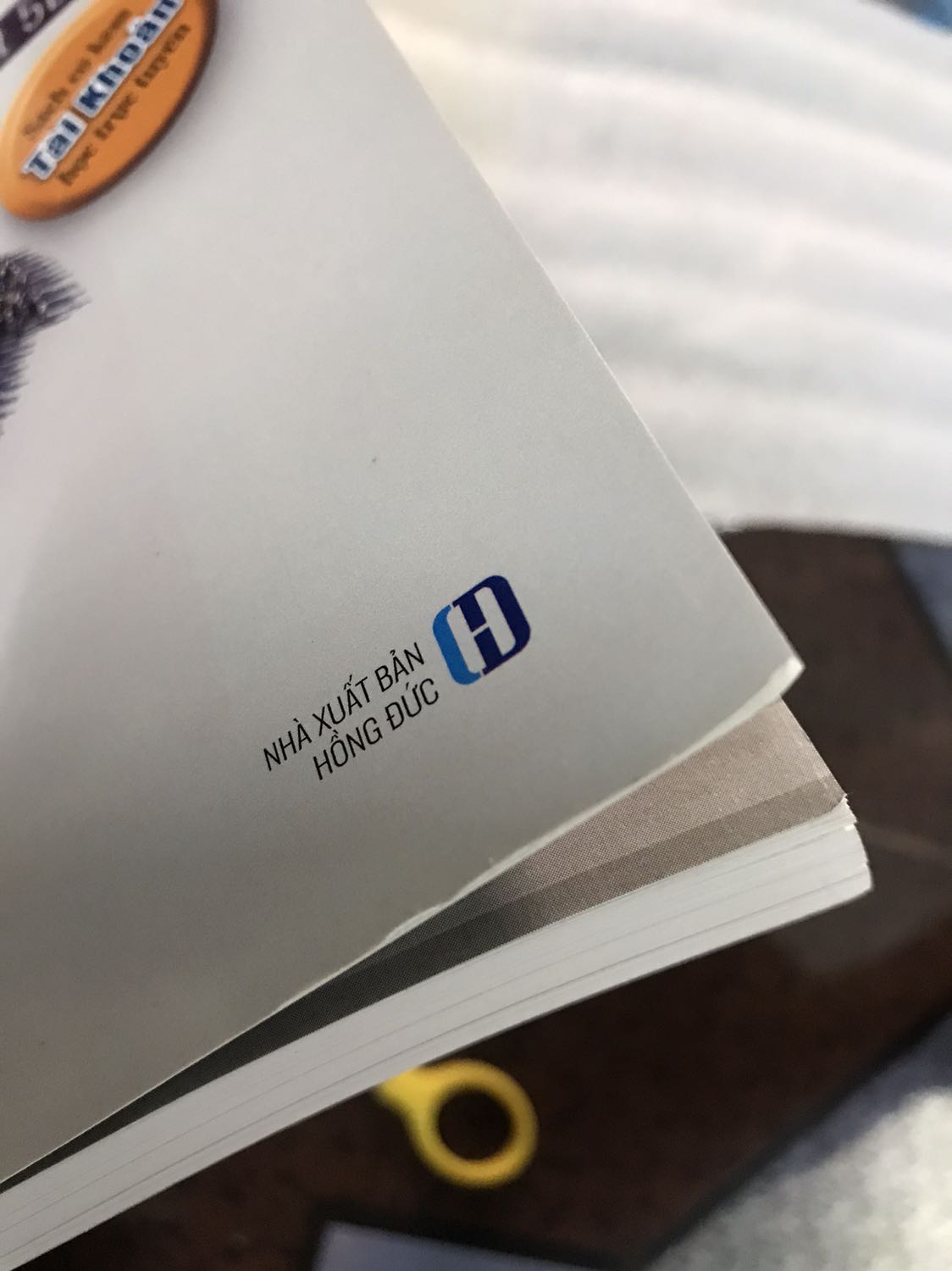 Sách dơ, không còn mới, bìa sách gãy, cuốn sách có chỗ bị bong.