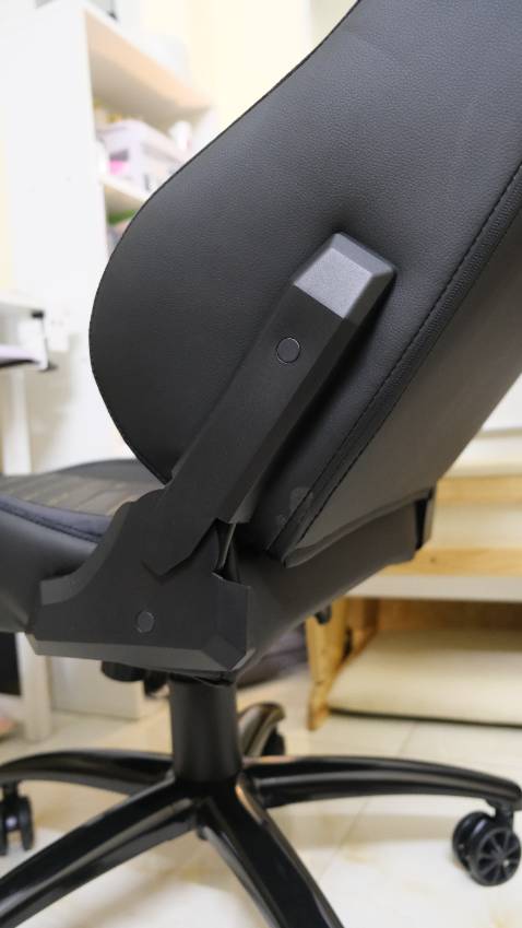 Nói chung mình xem kỹ review của các kênh Youtube nên cũng biết trước sẽ nhận được gì. Sản phẩm của E-Dra vẫn luôn là chất lượng tốt trong tầm giá. Ghế rất chắc chắn và đặc biệt là không có tiếng kêu lục cục mà các ghế giá rẻ chất lượng thấp hay có (có lẽ vì ghế E-Dra Hercules này dùng hoàn toàn bằng mâm thép chứ không dùng loại mâm gỗ ván ép như các loại ghế khác). Ngồi vào cứng khừ luôn. Hoàn thiện thì cực kỳ là sắc sảo, kể cả mặt mâm của ghế cũng làm rất chỉn chu tỉ mỉ (trông như ghế xe ô tô vậy). Mọi người xem ảnh chụp là thấy mức độ hoàn thiện của nó.