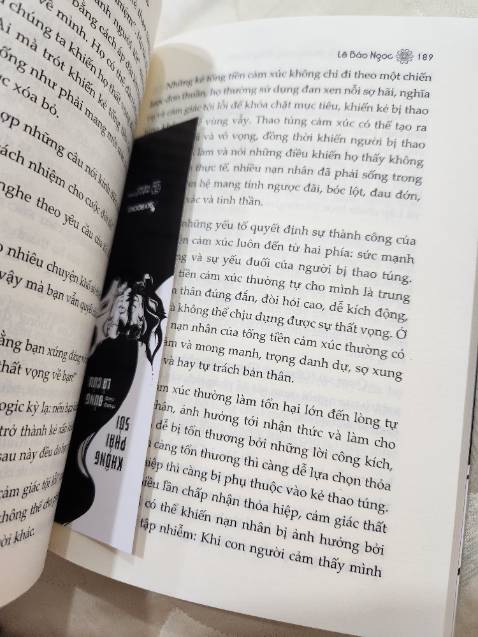 Mình đọc 2 chương đầu thì không đọc nữa. Mình không hiểu sao cuốn sách này lại "hot" đến thế. Văn phong của tác giả mình không cảm nổi, làm mình có cảm giác như đang ngồi nghe "nhỏ bạn" kể chuyện hơn là đang đọc một cuốn sách. Bình dân có, mộc mạc có, nhưng lại không gần gũi, hơi "ngông" , mang tính chủ quan của tác giả rất nhiều. Nội dung cũng không có gì đọng lại, những ví dụ của tác giả cũng không mấy ấn tượng. Mình đọc khá nhiều cuốn sách tâm lý nhưng đây là cuốn đầu tiên tạo cho mình cảm giác không thoải mái khi đọc, mình bỏ giữa chừng. À mà bìa sách cứ khiến cho mình hay bị nhầm với cuốn Thiên tài bên phải kẻ điên bên trái, nhưng cuốn kia thì hay hơn, và lớn hơn chút, note lại rất nhiều.