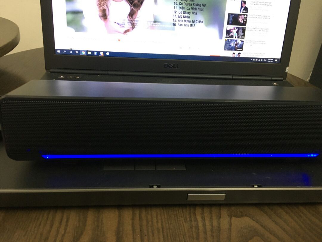 Cảm nhận đầu tiên khi cầm trên tay loa này rất thích, rất chắc chắn và đẹp. Có dải đèn led nhìn khá ngầu. Âm thanh bass lẫn treble đều đạt mức hài lòng với mình. Đang bật nghe thử được lúc thì ông anh hàng xóm chạy sang thấy ổn náp quá cũng bảo  mua anh 1 cái như này, không thì anh lấy cái này, em mai nhận cái mới đi. hihi. Sản phẩm ok mọijn người nhé. Thanks nhà bán HDC Home và tiki.