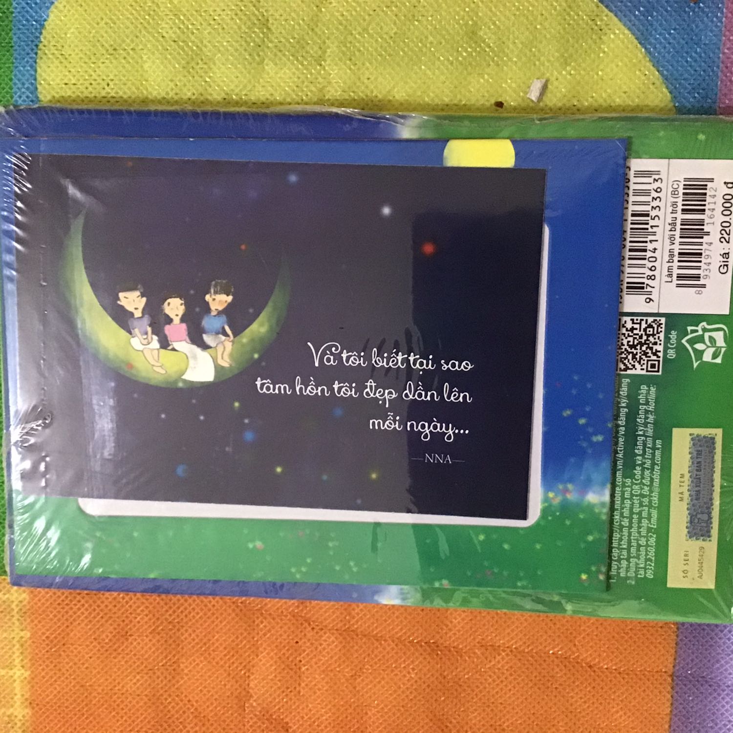 Sách mới,giao hàng nhanh,sách đẹp. Được sale 70% nên hốt luôn. Mình luôn thắc mắc sách của bác Ánh biết là hay,là mới nhưng giá thì quá cao so với thực tế giá sách trong nước. Nhiều sách của các tác giả tầm châu lục,thế giới và lượng fan hùng hậu cũng k cao như thế :)