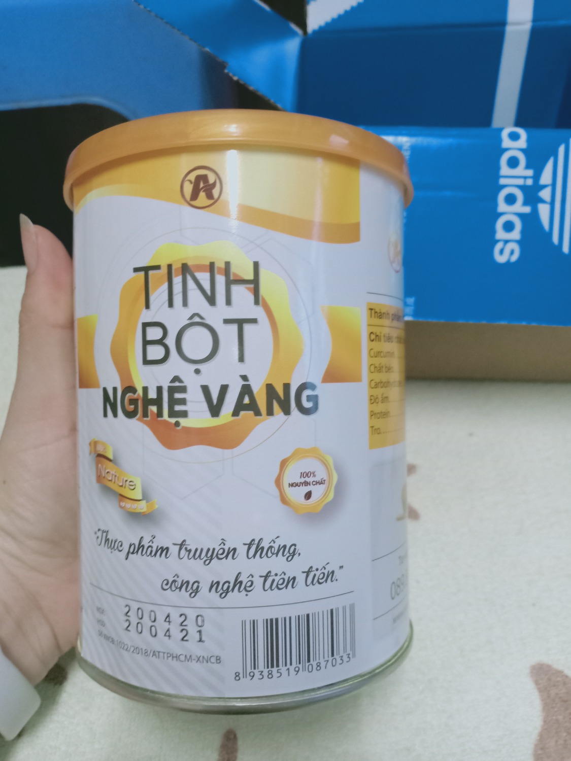 - Sản phẩm được đóng gói cẩn thận, hộp không bị móp méo, được nhận kèm thêm chiếc muỗng xinh xắn, nắp hộp rất chắc chắn, tinh bột nghệ đậm màu, pha uống với mật ong mùi vị thật dễ chịu. Đánh giá sản phẩm 5*