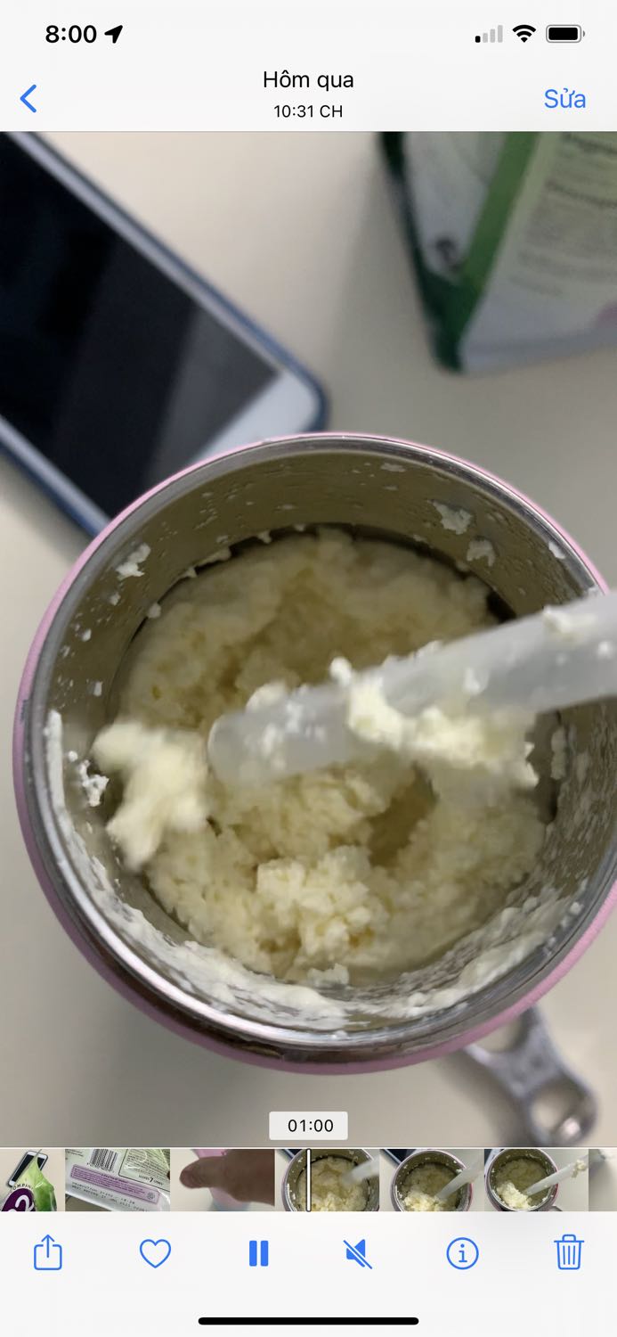 10/3/2022, tôi mua 1 thùng 6 bịch A2 ở shop này, mẹ bé đã uống hết 4 bịch, thường pha nước ấm/nước nguội rồi để lạnh thành sữa tươi rất ngon. Vừa rồi, muốn cho bé  lớp 1 mang đi học uống nên đã mua chiếc bình giữ nhiệt có ống hút này. Sáng hôm qua  tôi pha 8 muỗng sữa A2 với 500ml nước ấm khoảng 50o trong ly thuỷ tinh rồi đổ vào bình giữ nhiệt cho bé mang đi học. Đến trưa thì bé hút không lên nên tự mở nắp bình ra kiểm tra thì  thấy sữa đặc dệt nên không uống. Chiều tôi đón con về, con bảo “ Hôm nay con không uống sữa vì ba pha đặc quá hút không lên!”. Tôi lấy bình mở nắp kiểm tra thì  thấy sữa nở xốp như thế này. Tôi có người mùi thấy không còn mùi sữa nữa! Trước đó, tôi cũng đã pha sữa PediaSure theo cách này cho con đi học uống được vài ngày và không thấy bất thường gì. Xin lưu ý, chiếc bình này giữ nhiệt rất tốt. Shop có thể giải thích vì sao có hiện tượng sữa A2 lại bị như thế không? Có phải sữa bị hư hay gặp phải vấn đề gì? Hiện tại, tôi còn 1 bịch A2 nguyên và 1 bịch vừa khui ra! Mong chờ câu trả lời thắc mắc của shop! Hoàng Khang -***