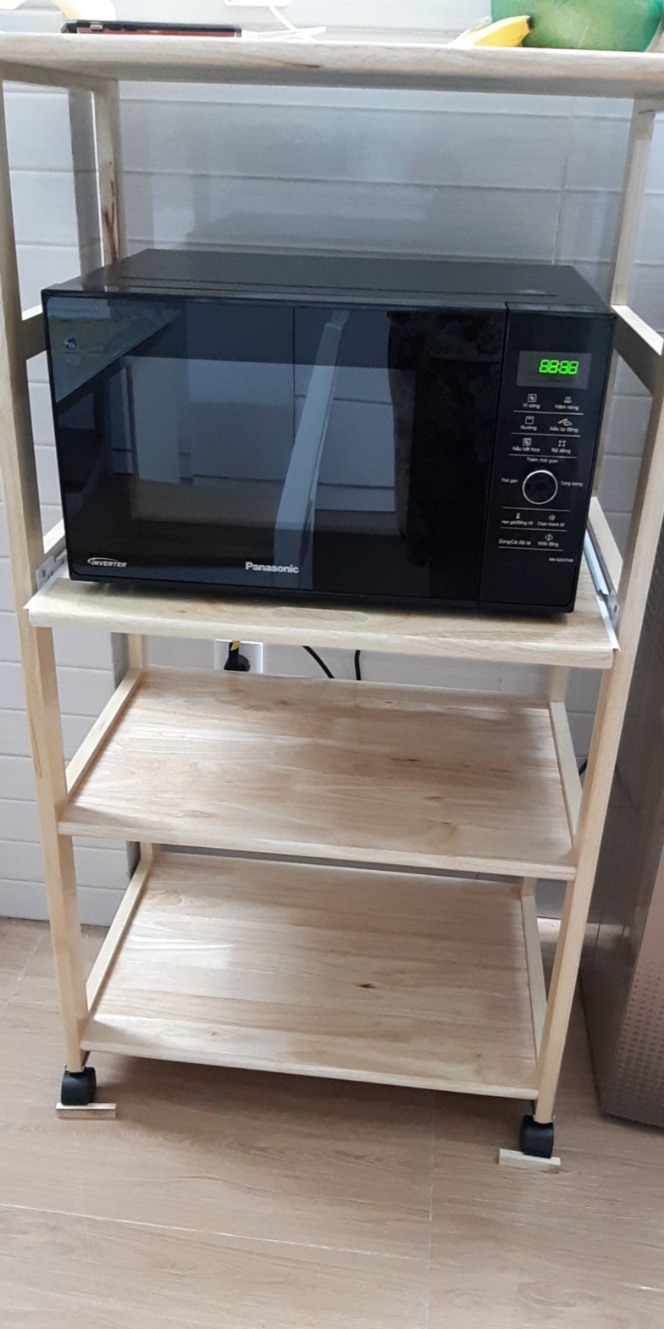 Tiki giao hàng nhanh, lò đẹp lung linh sang trọng, ko trầy xước hay móp méo, màu đen ít bị dơ. Mình mới thử chức năng rã đông thấy ok lắm, máy chạy rất êm. Nói chung mình ưng cái này lắm.