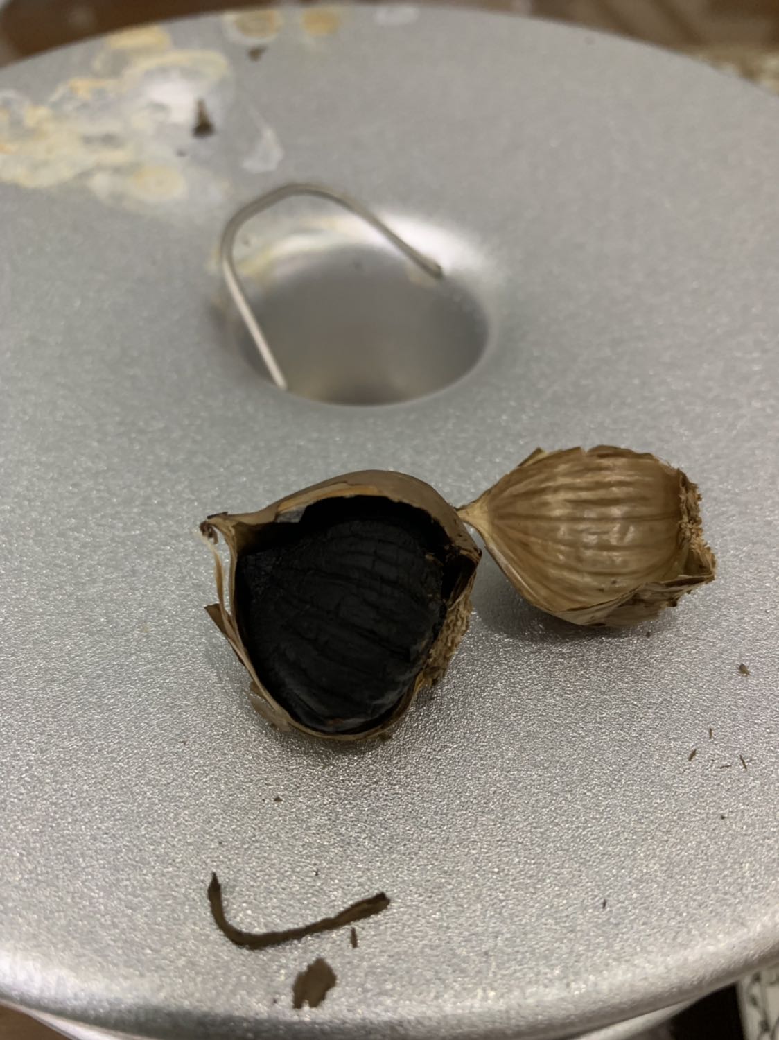 Mình mua Máy Làm Tỏi Đen Tiross TS906 - Màu Bạc - Hàng chính hãng của Tiki. Đã làm thử mẻ đầu tiên sau 12 ngày cho ra lò sản phẩm đúng là tỏi đen, khô, đen, và rất ngọt ( như hình). Không cần sấy khô 2h gì cả. Hiện đang làm mẻ thứ hai, hy vọng sẽ thành công. Mọi người nên mua sản phẩm này tại Tiki về dùng nếu như có nhu cầu dùng tỏi đen nhiều nhé. Rất kinh tế và an toàn.