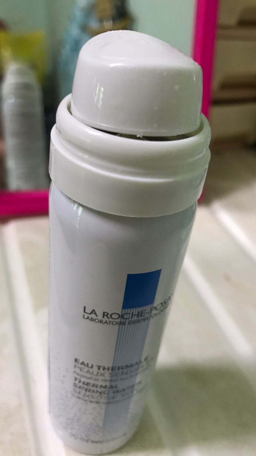 Tiki giao hàng nhanh hơn dự kiến rất tốt, lúc nhận sản phẩm vẫn còn nguyên vẹn tem mác chưa tháo nhưng vừa mở nắp ra thôi nước trong chai đã bắn lên tung toé và lúc này mình mới thấy nó bị lỗi đầu xịt, hê  cứ mở nắp hay lắc nhẹ chai là nước bắn văng ra ngoài hết một mớ rồi.
Xài được mới vài lần nước bị văng phí ra ngoài cũng phải được nửa nên với chi phí 98k lúc giảm là okay, date của chai mình ko bàn tới nhưng hàng lỗi như vậy thì mình thấy bên cung cấp cũng coi lại để tránh cho người mua dùng.
Mình mua biết bao nhiêu sản phẩm của Laroche posay trên Tiki rồi nhưng lần này lại tệ đến vậy, ko tiếc chi phí nhưng xài cứ bắn hết nước ra ngoài quạo lắm chứ ít gì.