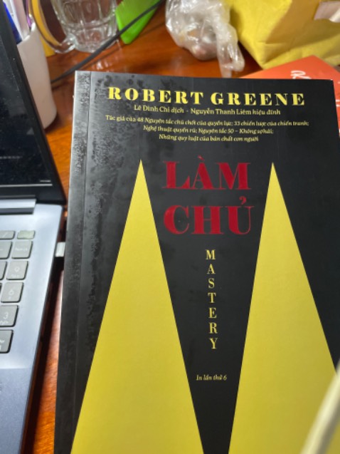 Sách bọc nilong nhưng lại bị một mép nó bung như hình mình chụp , với bị kiểu dính nước xong khô lại í, khó chịu cực
