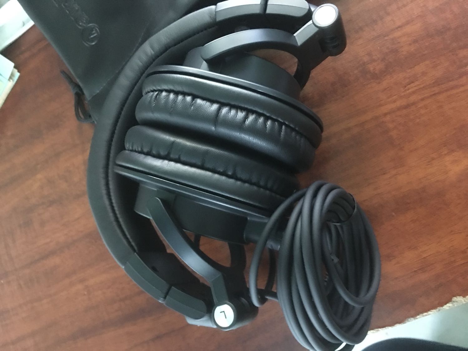 Tiki giao hàng nhanh vừa đặt hôm qua nay nhận được luôn, nhưng ko có hướng dẫn sử dụng cho người mù công nghệ như mình, mình vẫn chưa biết cách sạc pin thế nào? Mình cắm 1 đầu dây vào tai nghe giờ muốn rút ra thấy chắc khó rút :(. Mong nhận được hướng dẫn của tiki.