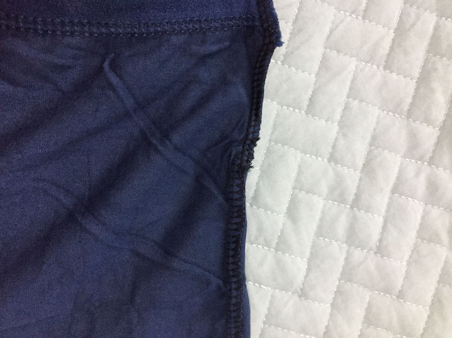 Mình mới nhận hàng hôm qua, thấy hơi thất vọng. Mình kg rành về vải nên không biết có đúng vải lụa như quảng cáo kg. Nhưng đường may rất ẩu. Hàng xuất Nhật gì mà đường may đứt quãng, chồng chéo, hai loại chỉ may, như bị thiếu chỉ phải nối thêm. Còn bị đùn chỉ thành cục nữa.