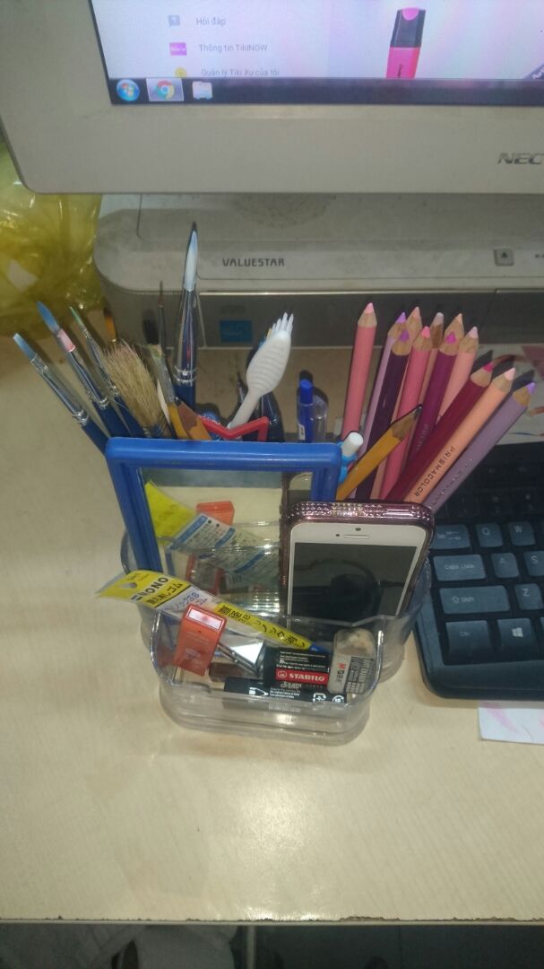 Hộp được nhận màu trắng trong và dày. Vì là tiki trading nên giá rẻ hơn shop khác mà mình mua cũng yên tâm về chất lượng.Ban đầu thấy hộp hơi nhỏ nhưng sau thấy cũng vừa. Ngăn giữa có thể đựng 2 chiếc điện thoại lớn nhỏ hoặc 1 chiếc điện thoại nhỏ và 1 cái gương. Ngăn nhỏ nhất có thể đựng vừa 3 cục gôm lớn+2 đồ chuốt+2 hộp ngòi chì=>quá ư là hài lòng. Mong tiki nên bổ sung thêm phần chọn màu để phục vụ khách hàng tốt hơn nhé.Sản phẩm không có gì phàn nàn mình cho 5 sao nhé!