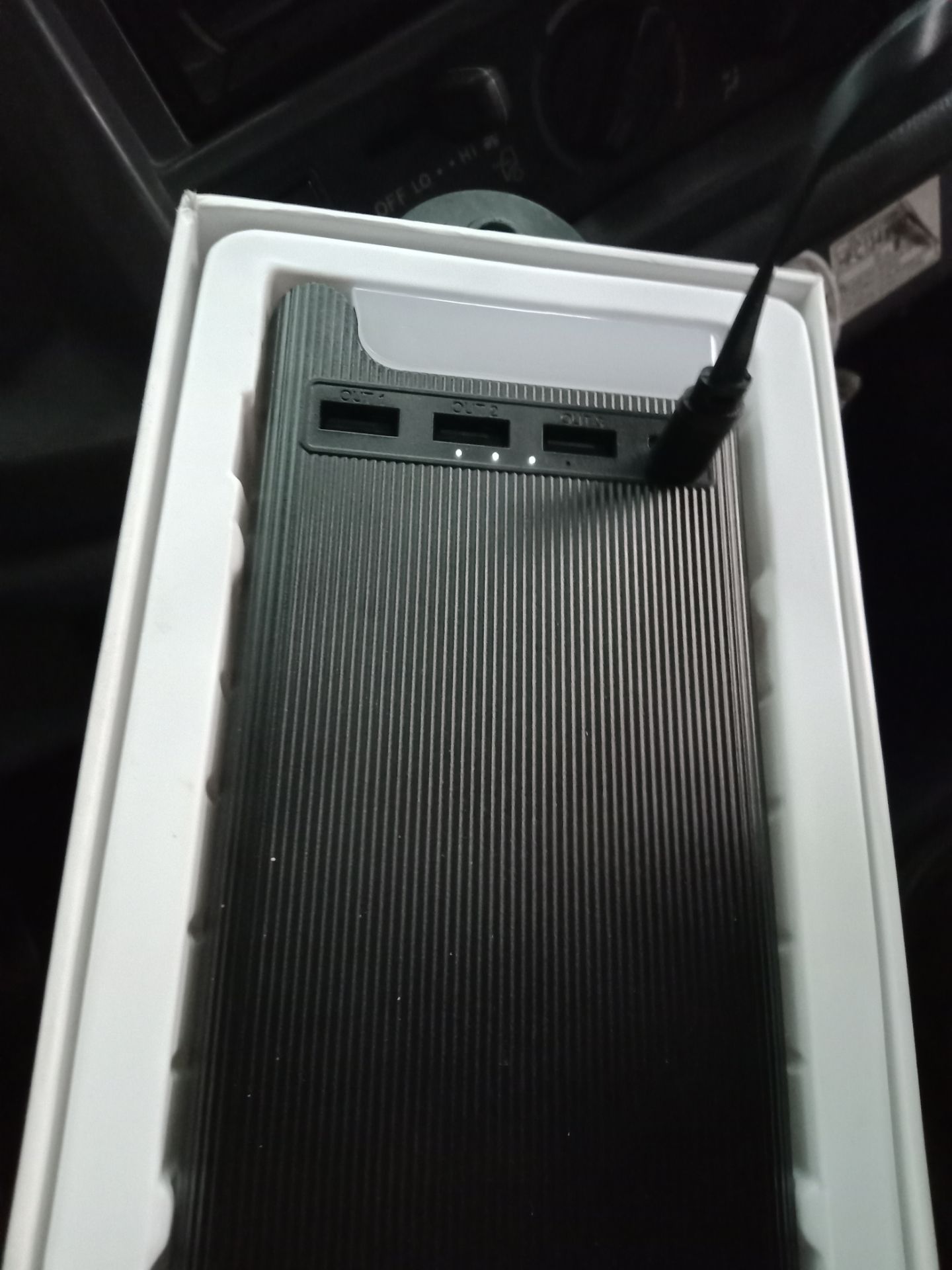 nhận hàng... sạc từ 20 giờ hôm qua đến giờ vẫn chưa đầy pin??? buồn.