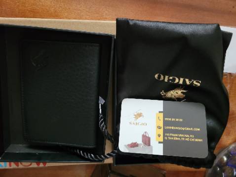 Da mềm mịn. Kích thước nhỏ. Nhiều ngăn ( tổng cộng mặt có để hình được là 5 ngăn. Bên trong mỗi bên 2 ngăn theo chiều đứng của ví và 1 ngăn bên ngoài) nhưng chỉ để được 1 tấm card /ngăn , để tiền mỏng do k có độ sâu của ngăn