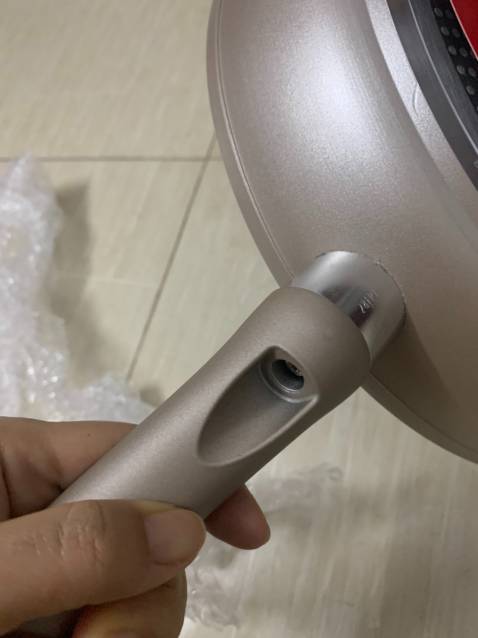 Chảo khá dày dặn, cầm nặng tay. 
Tuy nhiên gói hàng không kỹ, không có hộp chỉ đóng bằng nilong. Mở ra chảo bị móp như hình, tay cầm của chảo bị lung lay.
Đã gửi phản hồi đổi trả hàng cho tiki, đề nghị xử lý trả hàng, đã máy ngày gửi đề nghị mà chưa thấy nhân viên liên hệ lại
Trước khi mua cũng đọc comment của mọi người về tình trạng chảo bị móp, tưởng shop sẽ khắc phục ai dè, quá thất vọng