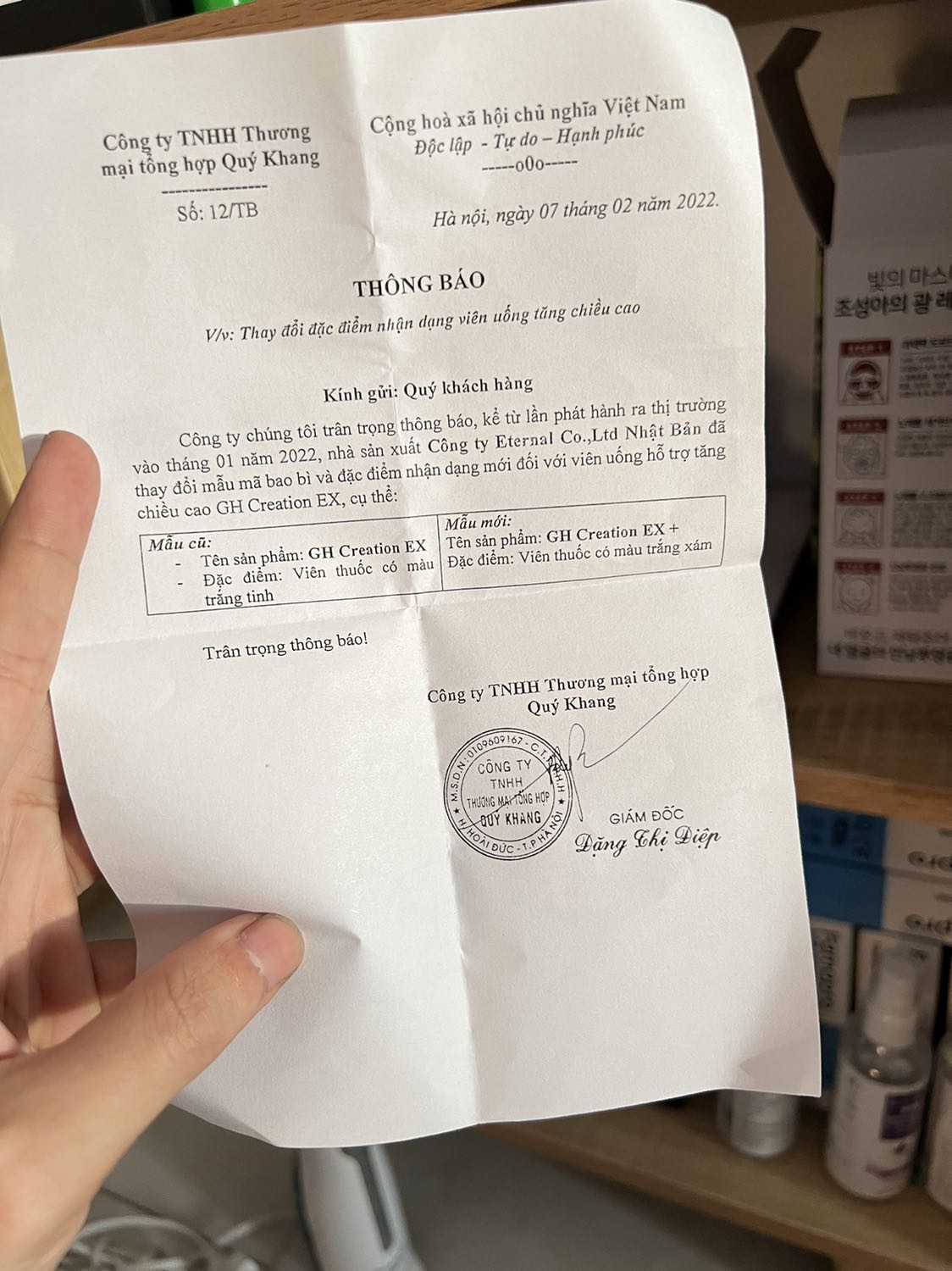 Giao hàng từ HN vào TpHCM chỉ mất 4 ngày, Tiki giao hàng nhanh thật.
Sản phẩm còn mới, lúc khui hàng thì thấy viên uống có màu xám, mình hơi bất ngờ nhưng thấy tờ giấy shop gửi thì mình mới biết thông tin. Do mình đã dùng được 3 lọ rồi, có hiệu quả khá tốt. Định mua thêm nhưng shop ngoài bán khá cao, thấy shop trên Tiki bán giá rẻ hơn nên đặt mua luôn. Thank Shop và Tiki, Great!!!