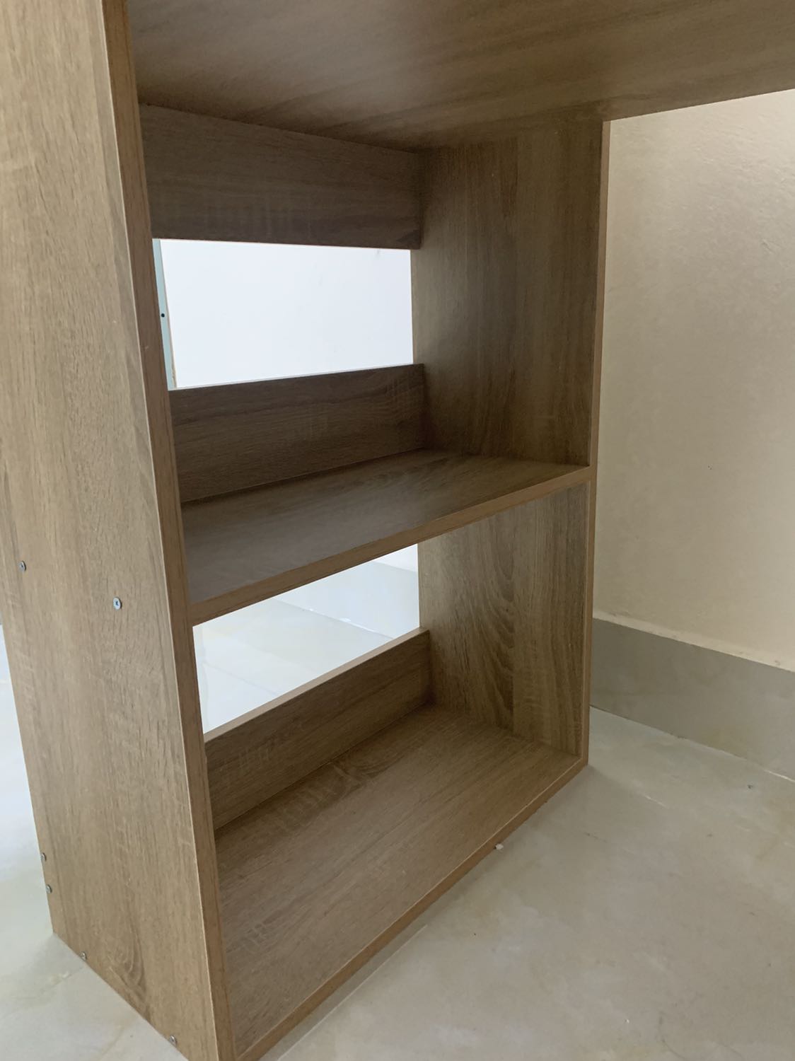 Bàn khá dễ lắp. Nhưng mấy cái lỗ khoan vít hơi lộ. Mình là nữ, tự mày mò cũng lắp được. Giao hàng nhanh lắm, mỗi tội hơi nặng tí thôi nhưng mua đợt sale nên giá ship giảm được kha khá.