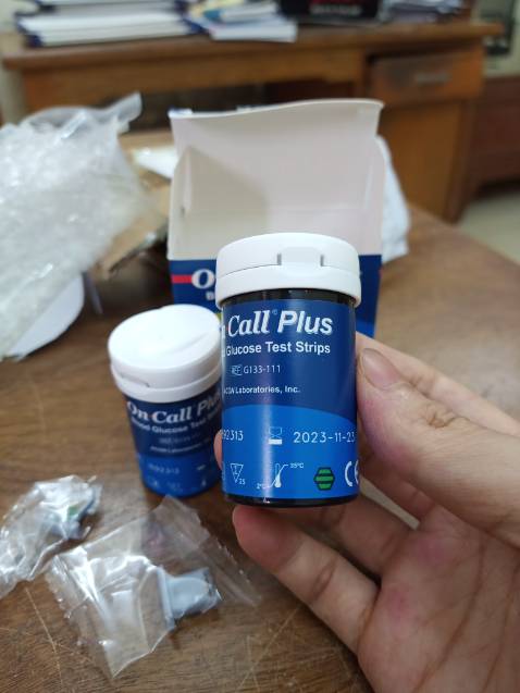 1 hộp 2 lọ que thử đường huyết, mỗi lọ 25 que, mua đợt giảm giá tính ra rẻ hơn gần nửa so với dạng đóng gói từng que rời.