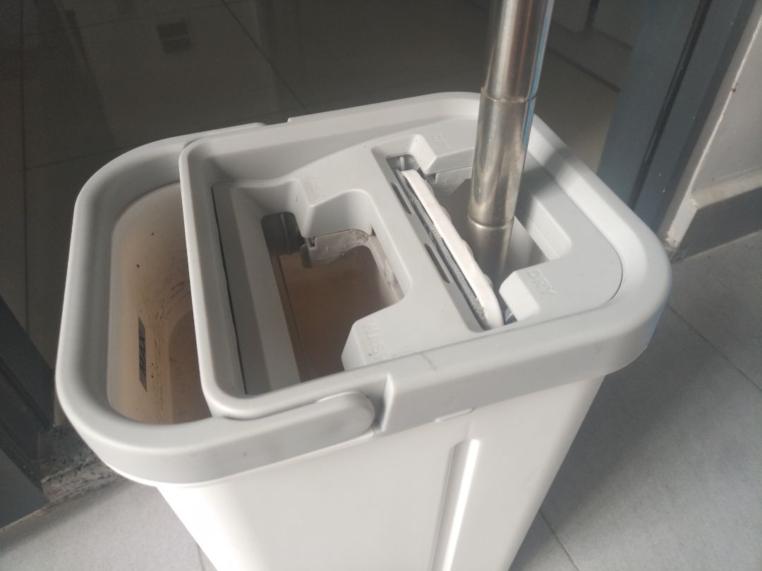 Sản phẩm rất ok, đáng tiền. Được kèm 3 miếng lau, có thể dùng lau kính cửa, sàn nhà riêng. Vắt khô lau cực sạch bụi bẩn, đi mát chân hẳn. Cán lắp dễ dàng.  Tay nắm đệm cao su mềm cho cảm giác cầm nắm em tay. Bàn lau gấp lại rất nhạy và chuẩn giúp dễ đặt vô thùng kéo lên xuống. Vắt bên ngăn khô nước chảy về ngăn chưa luôn. Thích ?