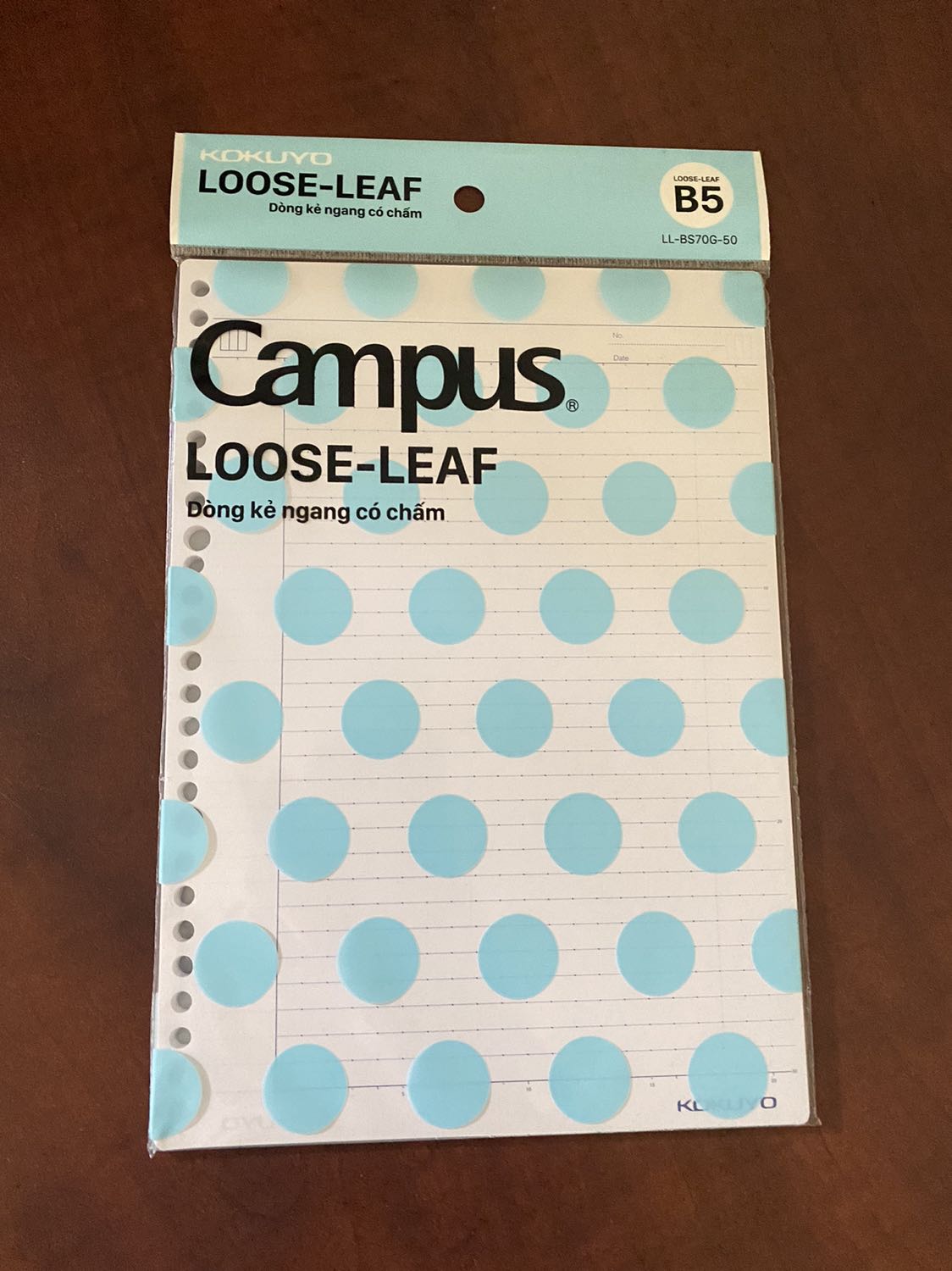Mình rất thích loại giấy này của Campus nên xài từ tập rồi chuyển sang bìa còng bấm lỗ. Học xong một môn hay hết giấy chỉ cần thay ra và cất đi rất tiện. Giấy nhìn mỏng nhưng không bị lem mực. Kẻ dòng không đậm lắm nên viết vào nhìn cũng đẹp nữa.
