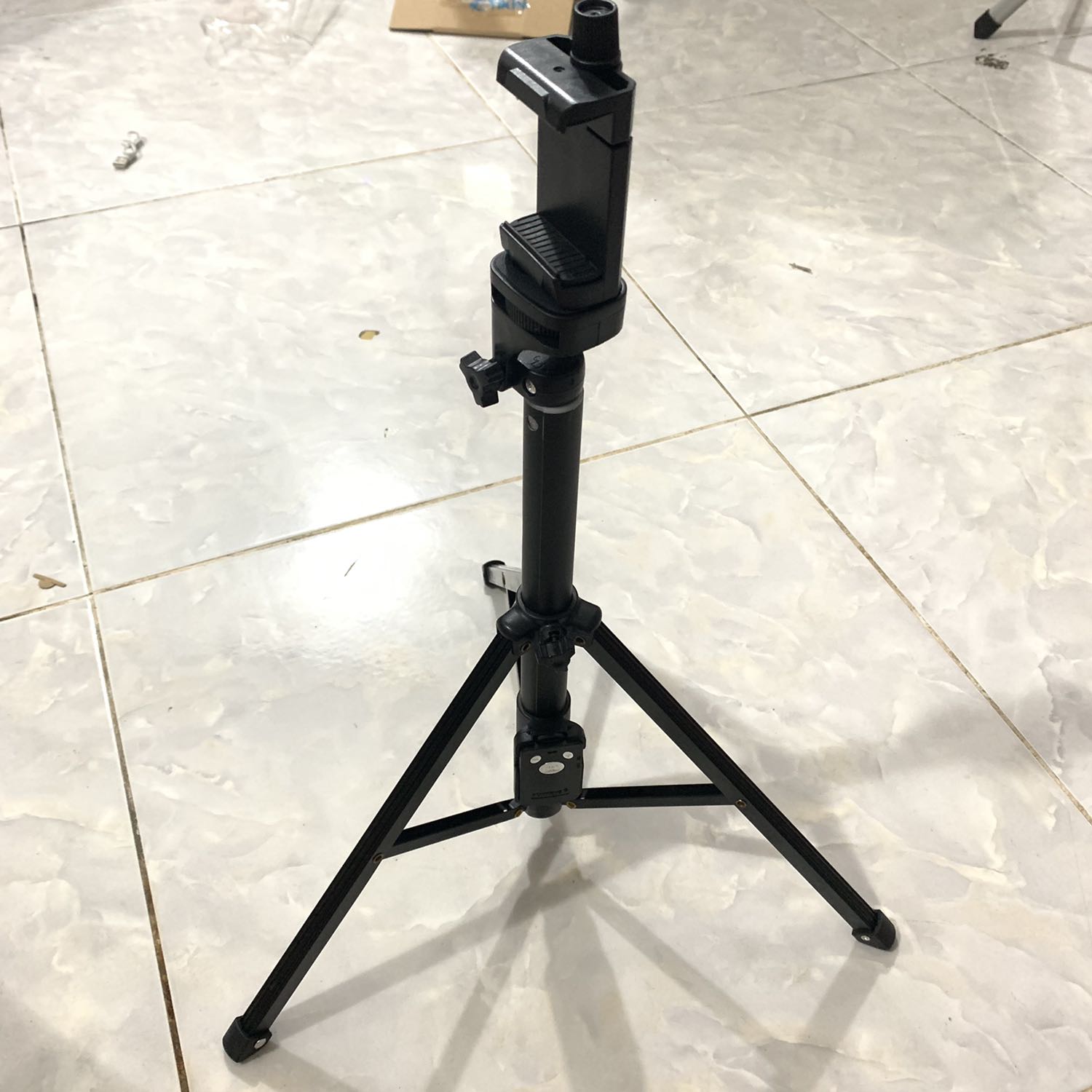 Chất lượng sản phẩm tuyệt vời , rất tiện mang đi du lịch , có kèm túi đeo ,remote chụp ảnh từ xa rất nhạy, shop hỗ trợ nhiệt tình , giao hàng nhanh , mình rất hài lòng