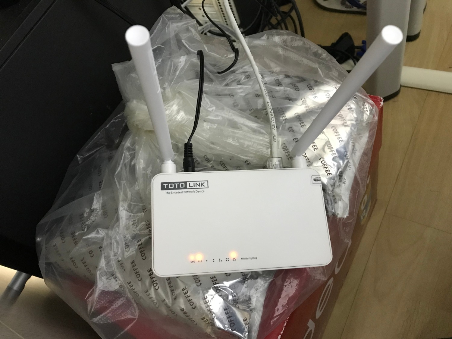 Sản phẩm mình nhận được là TotoLink N300RT-V4 khác với hình nhưng nó tốt, tôi không lấy làm phiền. Là người đã dùng sản phẩm từ phiên bản đầu tiên cách đây mấy năm tôi có lưu ý:
- Lưu ý cho những bạn đã mua Totolink N300RT phiên bản nắp đen, có thể bật nắp tản nhiệt: Bộ phát này dùng tốt ở điều kiện nhà cửa thoáng vật cản vừa và số thiết bị kết nối vừa phải 5-7 thiết bị (tính cả cắm dây và không dây). Nếu bị chậm, khó truy cập trang quản lý cấu hình hãy tiến hành cập nhật firmware lên mới phiên bản Global mới nhất và Reset bô phát để xóa bỏ những thiết lập cũ không còn phù hợp, đặt bộ phát ở nơi thoáng bao quát phòng để tránh cản sóng. Điều đó sẽ giúp mạng ổn định hơn.

- Với những bạn mua được N300RT-V4 (đời mới sau này, nắp trắng): thì ngay này đã được cập nhật firmware mới nhất bản 4.0.0; Không thể mở nắp cho thoáng khí và không có lổ để treo tường, mặt thoát khí nằm dưới quá sát mặt bàn nó nóng hơn là vì lý do đó! Vì vậy đừng để nằm ngang mà để dựng đứng cho mát. Lưu ý sản phẩm không có nút công tắc ON-OFF vậy nên muốn tắt thì phải dựt dây.