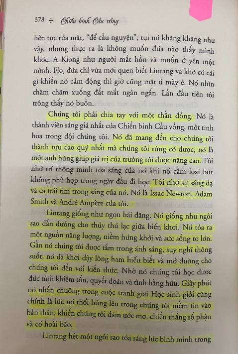 Mình đã mua hơn chục quyển để tặng cho thầy cô và bạn bè vì quá yêu quyển sách này. Mình được một người bạn tặng vào năm 2019 và đọc liền mạch, đã cười, đã khóc với các cậu bé và 2 người thầy - cô đáng kính trong tác phẩm này. Đọc để thấy mình quá may mắn khi được sống và học tập trong điều kiện đầy đủ, trong khi thầy cô và 10 học trò ở đây phải đấu tranh cho quyền được học, được đến trường. Điều làm mình day dứt nhất là số phận của cậu bé thần đồng Lintang - một thiên tài nhưng phải đầu hàng số phận vì cái nghèo mãi đeo bám gia đình em. Nước mắt mình rơi ướt trang giấy khi thầy Hafan mất ngay trên bàn làm việc, mình nhớ có lần thầy nói: "Nếu có chết, thầy cũng sẽ chết ở ngôi trường này". Sau cuốn "Totto chan bên cửa sổ" thì tác phẩm này xứng đáng là một trong những cuốn sách đáng đọc và cần được lan tỏa cho các em học sinh và nhừng người làm giáo dục. Mình càng cảm nhận rõ tâm huyết của thầy Hafan và cô Mus khi đem hết tấm lòng và nhiệt huyết dành trọn cho những học trò nghèo. Bây giờ mình cũng rẽ hướng theo nghề Giáo nên càng khuyến khích các em đọc tác phẩm này để hiểu rằng: Được đi học là điều tuyệt vời và may mắn như thế nào. Chỉ có giáo dục mới thay đổi số phận của một con người, như câu nói của Nelson Mandele: “Giáo dục là vũ khí mạnh mẽ nhất mà bạn có thể sử dụng để thay đổi thế giới.”