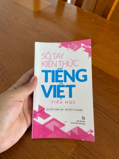 Sách nhỏ gọn, giao hàng nhanh chóng, giúp tổng hợp & ghi nhớ lại ngữ pháp, cấu tạo của tiếng việt, giúp cho cả người lớn ghi nhớ lại cách viết cho đúng, chuẩn xác để  dạy con.