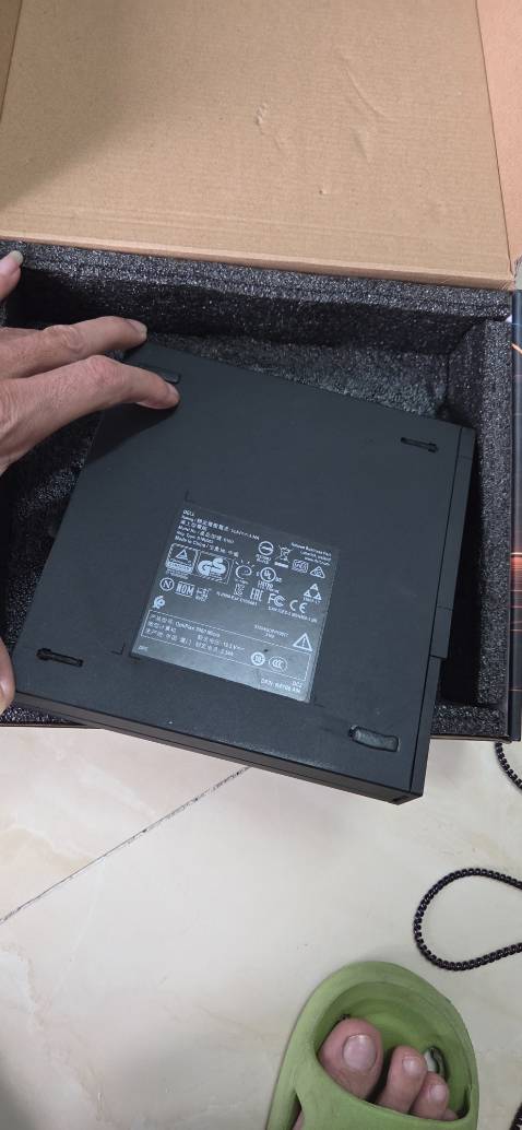Vừa mở hộp. Nhỏ xinh, dễ thương. 
 Máy bắt wifi hơi yếu. Tiếng quạt không lớn nhưng gắt, để sau màn hình nghe khó chịu. 
 Máy hơi cũ, trầy xước, sứt mẻ chút. Có vẻ được pháp sư TQ dựng lại. Chính hãng Dell nhưng Made in China không phải Made in USA như shop mô tả. Chưa có thời gian mở xem ruột nó ntn. Cơ mà quan trọng máy cày tốt. 
 Đây là lần 2 mua hàng của shop. Hi vọng cũng tốt. Giá hơi cao với máy cũ i7 8700, RAM 16G, SSD 512G. 
 (Tiki kiểm duyệt ảnh nên không đăng chi tiết cấu hình, kết quả *** được)