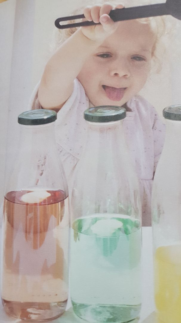 100 trò chơi với nước cho bé từ trong bụng mẹ đến trong bồn tắm, trong bể bơi, ngoài tự nhiên, trong nhà. Các trò chơi đơn giản, dễ thực hiện với hình minh hoạ ngộ nghĩnh.