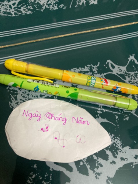 Đóng gói quấn chung với lốc giấy A4, mình thấy vậy vận chuyển dễ va đập, cấn. 3 cây bút mình bơm mực chỉ được chút xíu mực, không bơm được đầy bình mực. Viết êm.