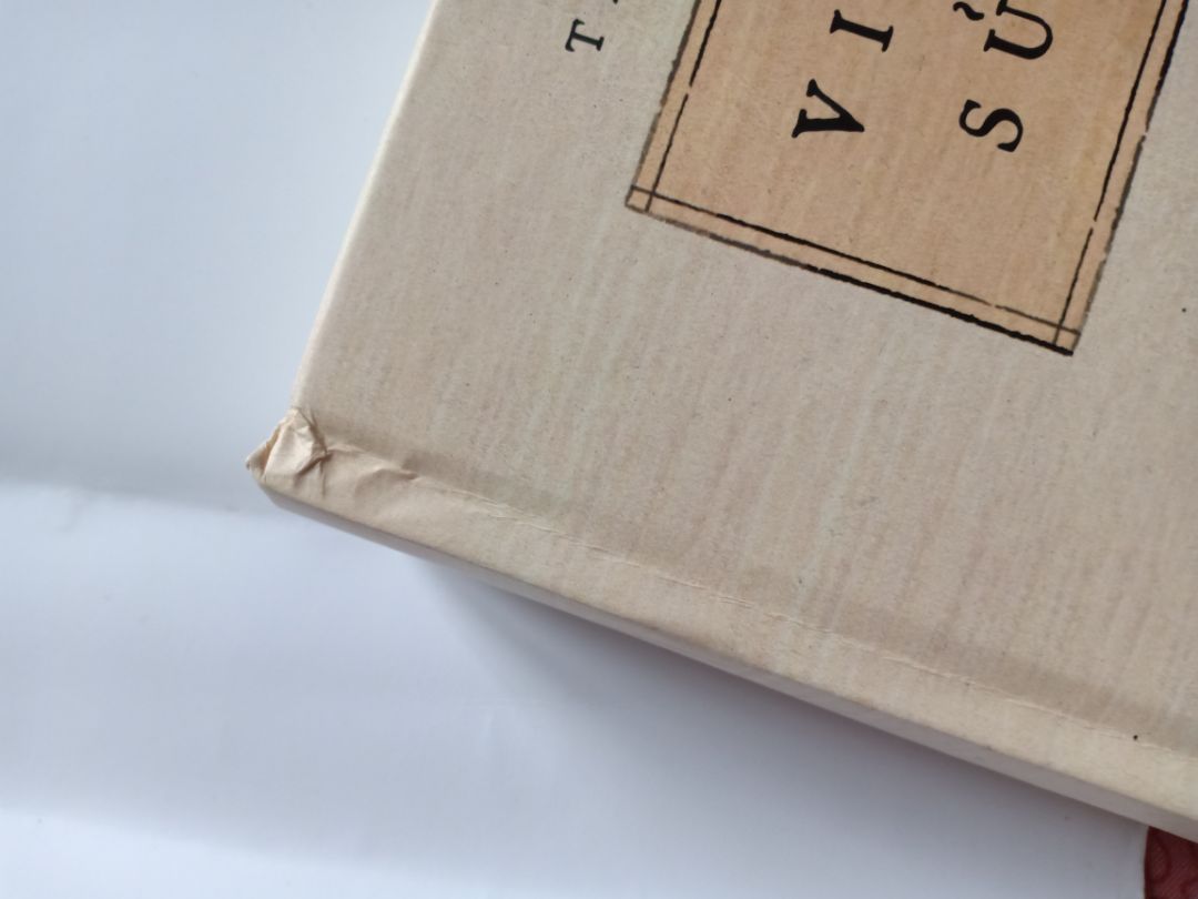 Khâu chuẩn bị và đóng gói hàng của Tiki thật sự rất tệ. Hàng mình nhận được quyển nào cũng bụi bẩn nhưng quyển này là tệ nhất. Bìa sách nhăn, bị lõm vết, bị rạch, còn có những vệt đen lau không sạch. Giá bìa không phải rẻ nên hàng nhận được rất không hài lòng. Mong Tiki xem xét lại!!!