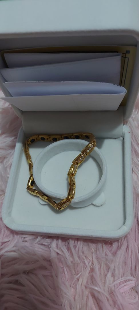 sản phẩm đẹp. giống mô tả , nhìn rất thích. hy vọng không phai màu.