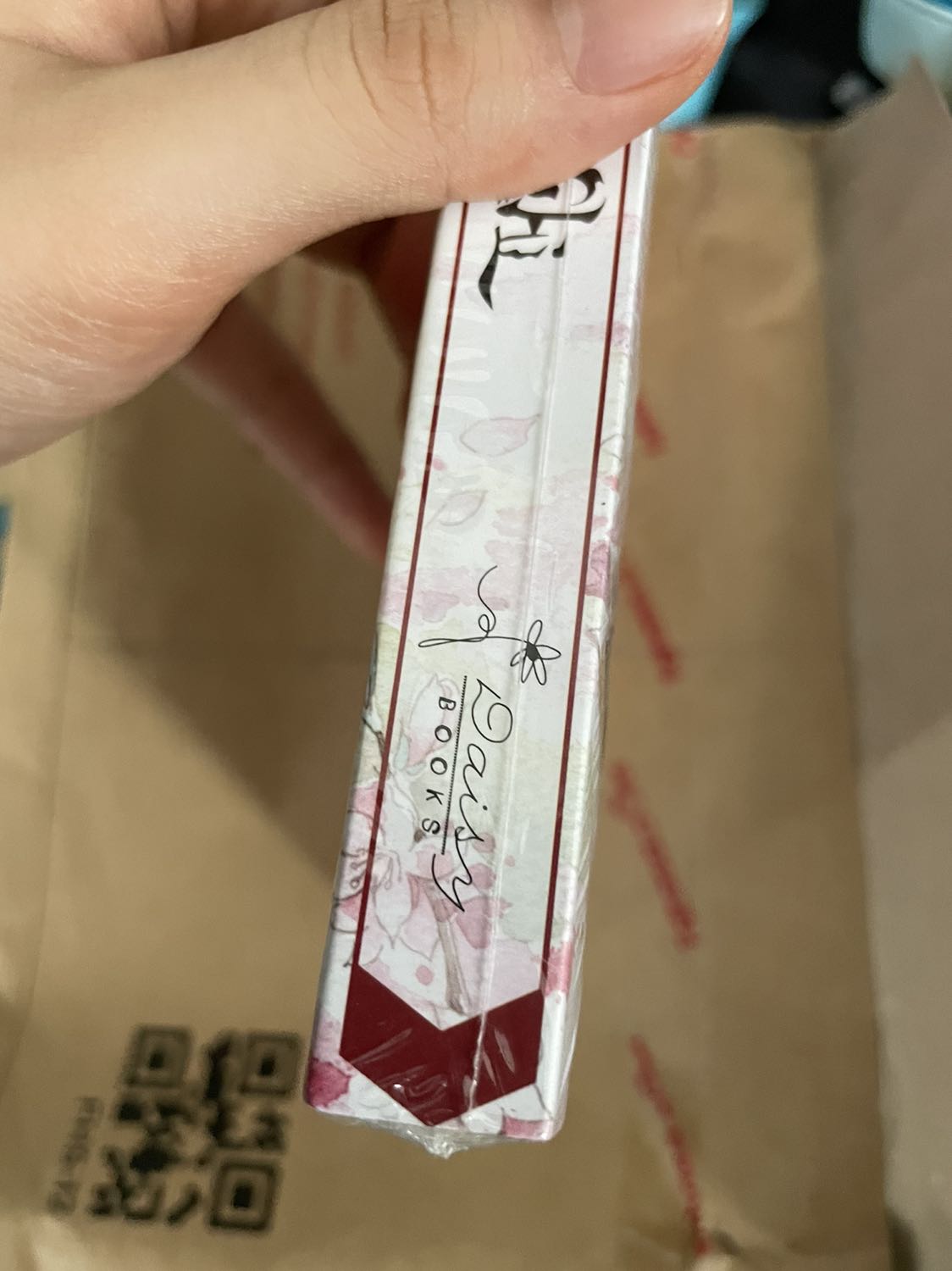 Sách đóng gói cực kĩ luôn ??? có bao bì và xốp bên ngoài nên không hề bị nhăn
Có hơi dơ ở gáy sách nhưng Ko sao
Đáng mua lắm nhaaaaaaa, cuốn này đọc cực cuốn