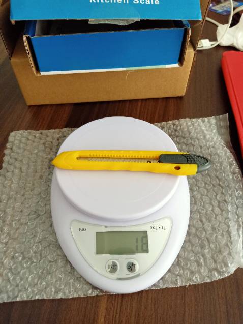 Cân xài ổn, 2 cục pin tiểu chắc phải thay loại tốt mới dùng lâu được, mình cân thử 1 muỗng bột cafe 5gr nhẹ hơn cân 1 muỗng nước 5ml