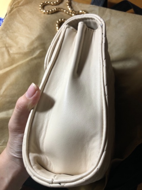 Túi đẹp, nhưng giống hàng để lâu, có một số vết xước nhẹ nhưng không đáng kể. Giao hàng khá lâu