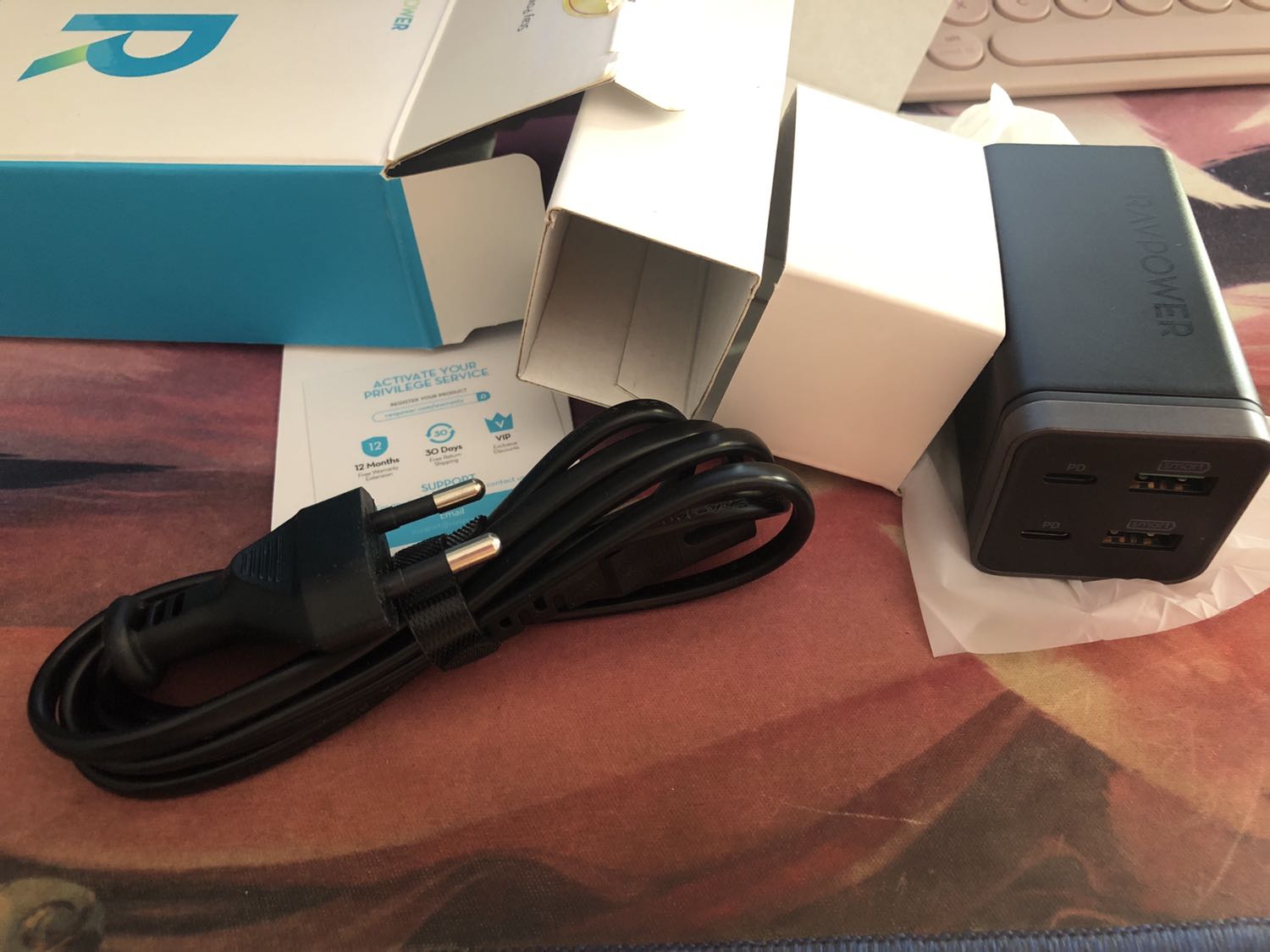 Giao hàng nhanh - Chất liệu hoàn thiện sản phẩm tốt - 2 cổng Type C và 2 cổng Type A tiện lợi. Nhưng mình vẫn thắc mắc sao dùng bút thử điện nó vẫn sáng :)))